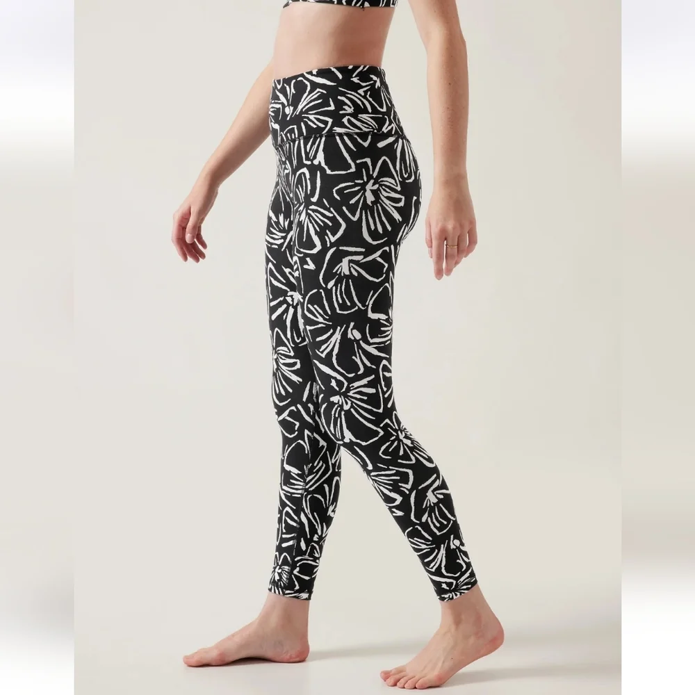 Athleta Elation Textured 7/8 Tight Floral Black White Womens S Preppy Goth Chic